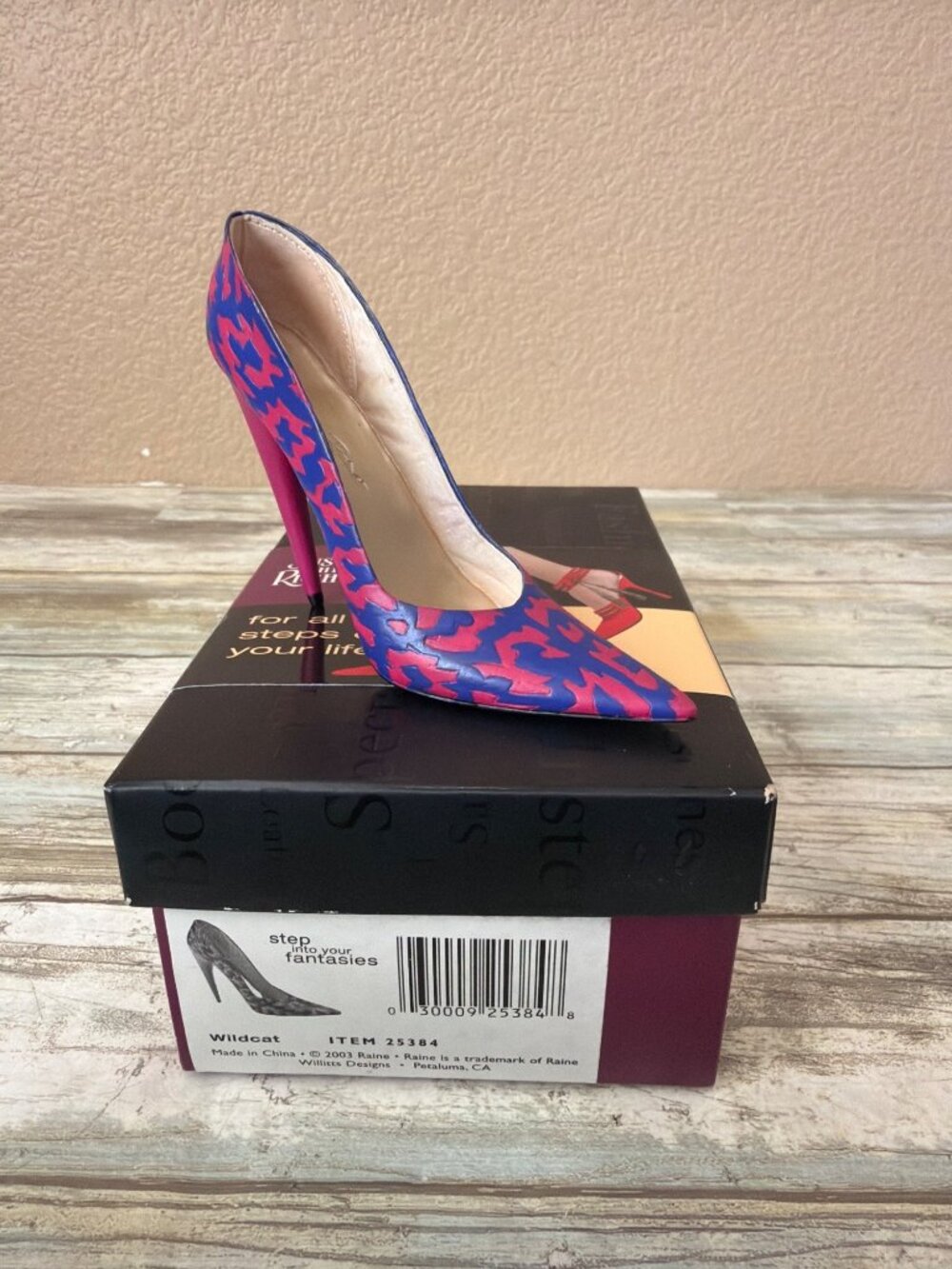 Just The Right Shoe Raine 2003 Wildcat Miniature Shoe Used w/ Box COA #25384 - Picture 4 of 14